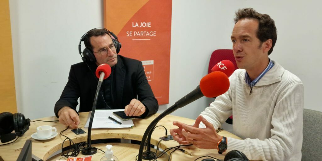Père Leproux et Amaury Guillem présentent MED 23 Les Rencontres méditerranéennes et la venue du pape François à Marseille.